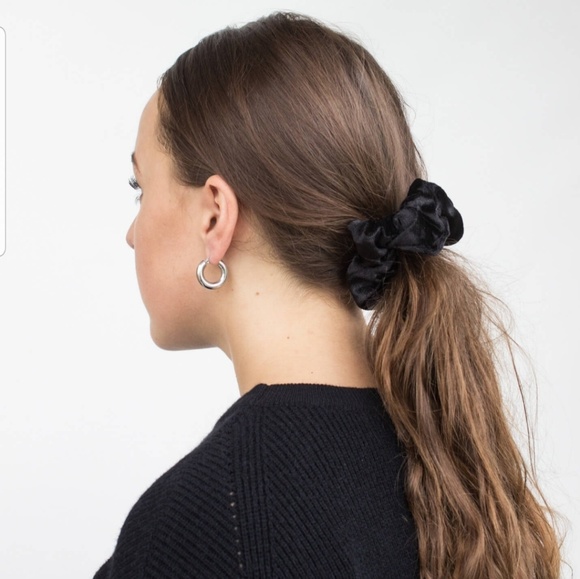 Brandy Melville Photo + 3pc Velvet Black Scrunchie - Picture 4 of 6